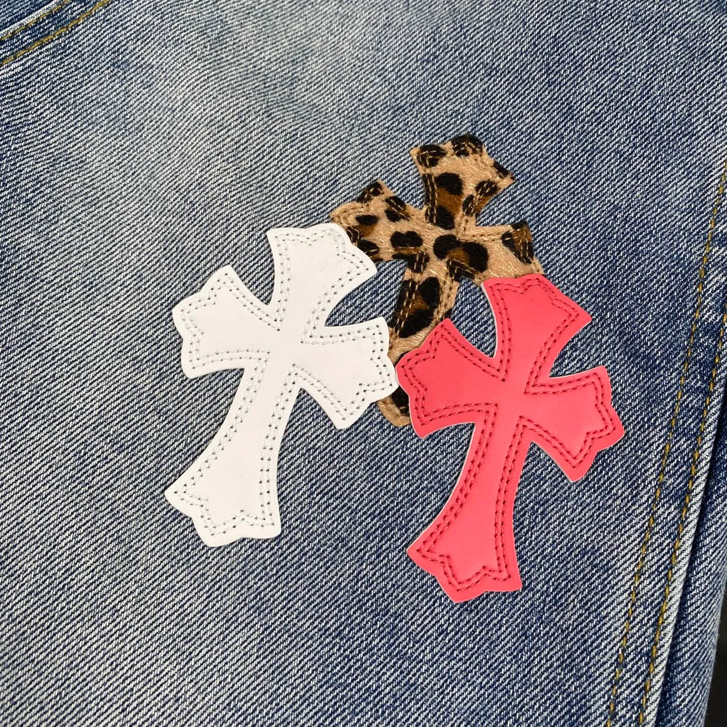 P270 CH Chromehearts Malaysia-limited leopard print cross patchwork leather workwear jeans and logging pants. The counter price is 34W level. The patchwork cross pattern is embellished and the jeans are washed! ! An absolutely high-end luxury product, a 1.9W-level god-level single product, a super popular product, made by top heavy industry, a magic weapon that cannot be missed! [About Zangyin] This is an extremely luxurious fashion brand that can also be called the aristocracy of the high street. It has always been an exclusive brand for some hipsters or rich second generations. Compared with ordinary high streets, it is more luxurious and noble. Compared with luxury brands, it is more fashionable and individual. It has always been a brand that I have a special liking for. [Top heavy industry fashion design] Consistently high-street luxury style. Speaking of this style, the Zangyin family and GU family are definitely the leading representative brands. Especially the Zangyin family has really achieved a state-of-the-art effect in creating high-street style. The unique washed material is used to create this style. The color system is already quite eye-catching. After it is decorated with patchwork cross flowers, it cleverly highlights the charm of the brand. Secondly, this style uses classic The high-waist cutting design highlights the long legs and fashionable temperament of the upper body. The brand is highly recognizable and the slim fit configuration is more suitable for daily wear. It is a product that interprets personality, fashion, and specifications at a glance. This single product is enough to make any fan excited. It can be a white T-shirt for a youthful college style, or a tight suspender for a royal style. It has strong matching ability and can be easily controlled by men.  [Materials and craftsmanship] Needless to say, this point goes without saying. As an excellent craftsman brand, Zangyin’s requirements for details and craftsmanship are really perfect. The washed color of this model has gone through so many processes, not to mention the embellishment of denim appliques. It is also purely hand-made and sewn. Just like what they believe in, only hand-made things have soul and have the meaning of wear. A top-notch heavy-duty fashionable denim item, I look forward to your perfect interpretation! !  Color: blue Size: 28-36